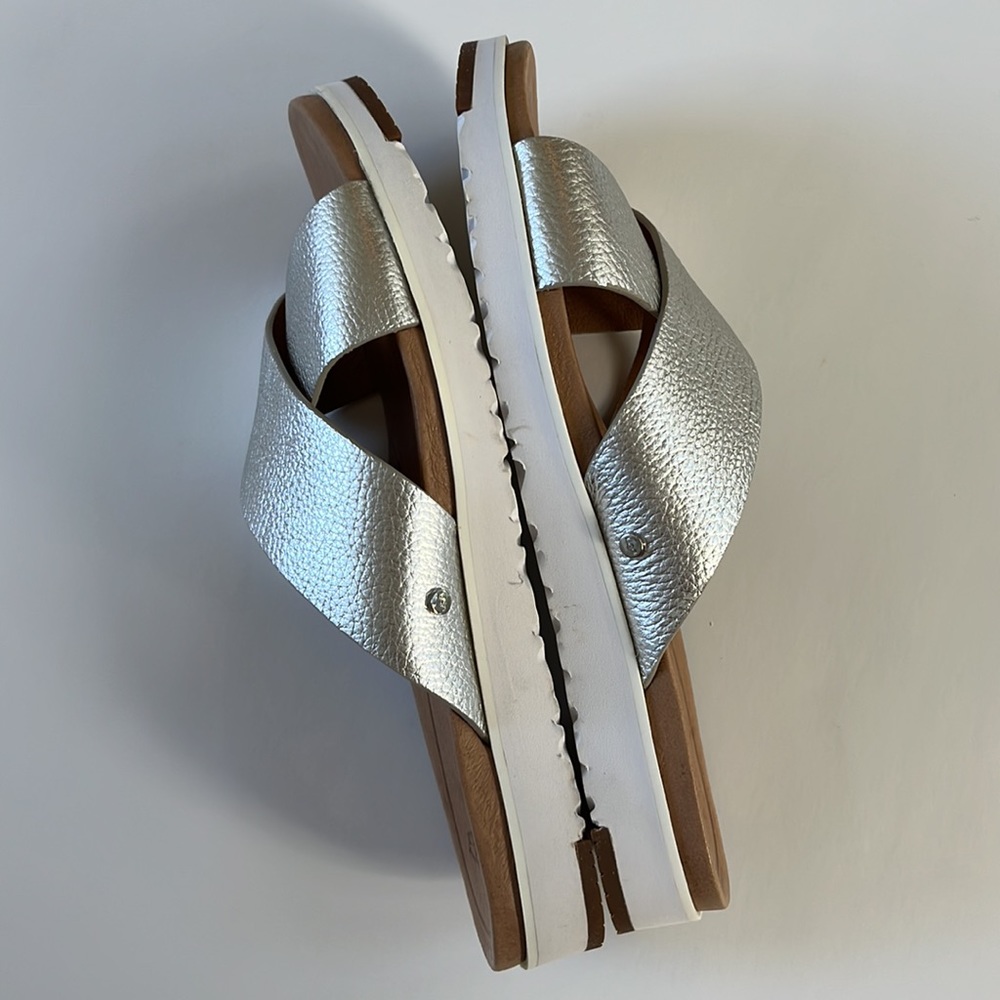 UGG Kari Metallic Sandal 11 - Picture 4 of 11